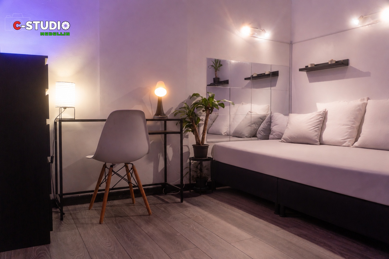 Sala de streaming con escritorio y cama