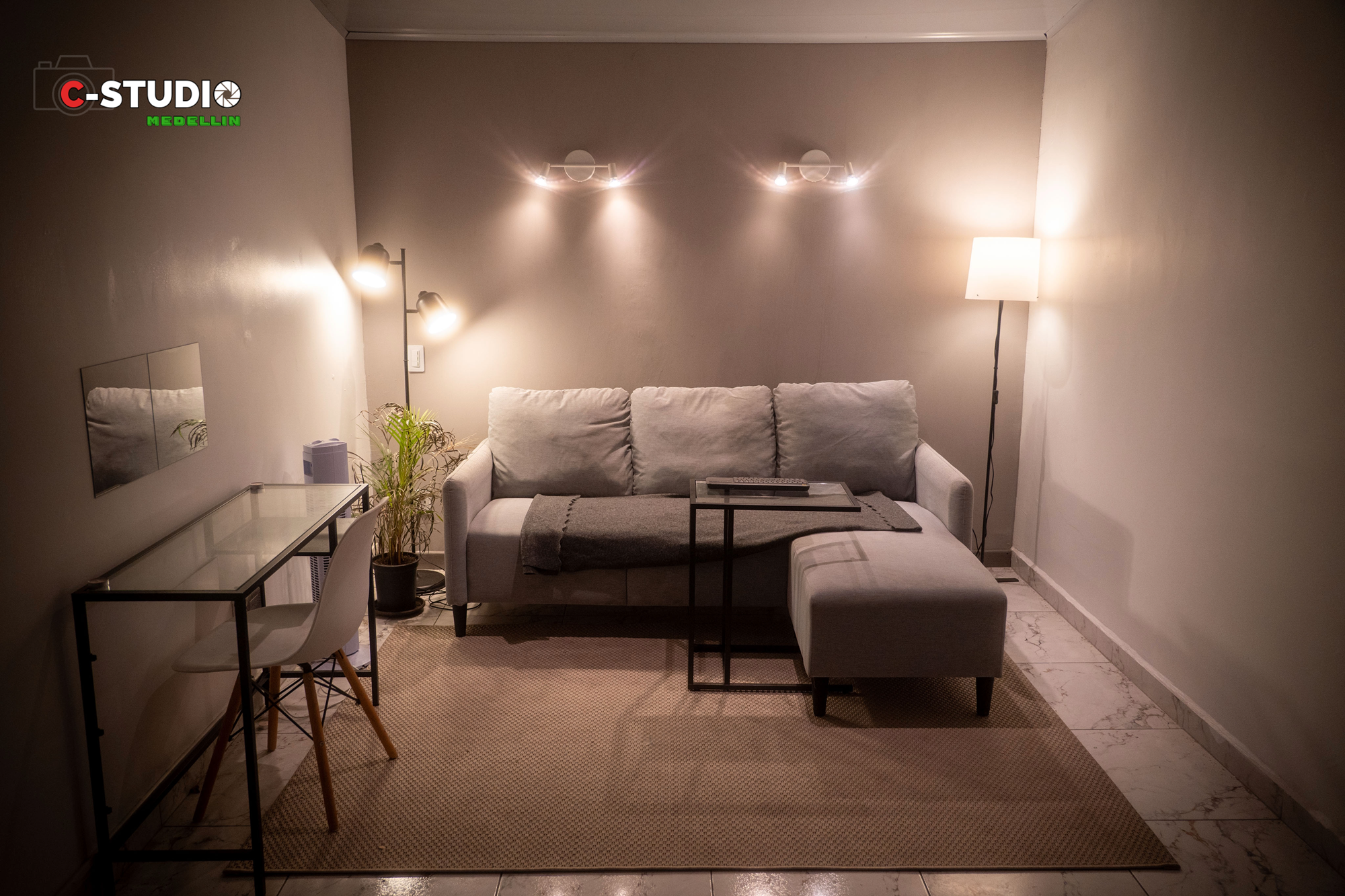 Sala de estar con sofá y zona de trabajo